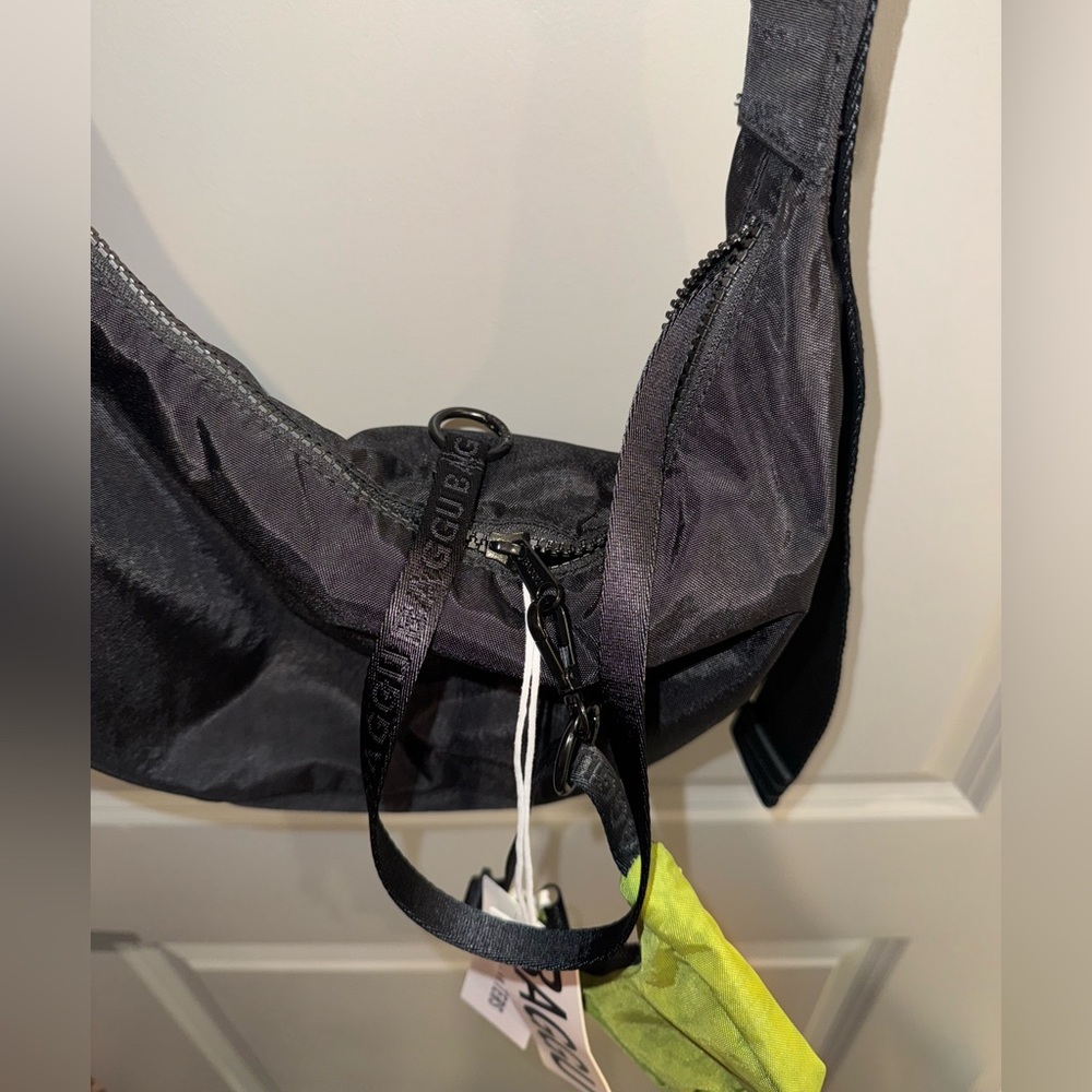 BAGGU black medium crescent bag with green juice crescent charm - Picture 2 of 2